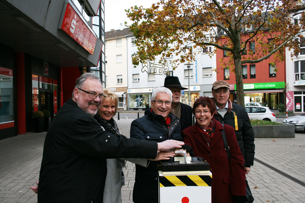 Auf Knopfdruck geht das Licht an: Die Weihnachtsbeleuchtung gehört in Völklingen nun wieder zum festen Programm (Foto: Stadt VKL)