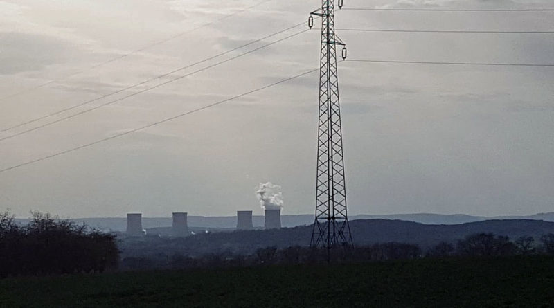 Es wirkt friedlich und ungefährlich, wie das AKW Cattenom im Grünen liegt. Die Gefahr verbirgt sich im Inneren (Foto: Hell)