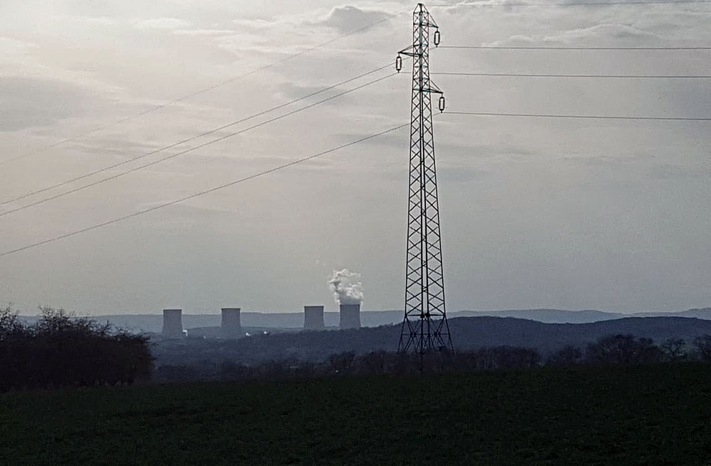 Es wirkt friedlich und ungefährlich, wie das AKW Cattenom im Grünen liegt. Die Gefahr verbirgt sich im Inneren (Foto: Hell)
