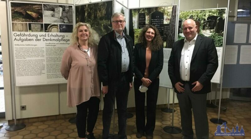 Bild: Silke Eckel Speicher (VHS Völklingen, Organisatorin der Ausstellung) , Pfarrer Georg Diening, Dessi Chait und Bürgermeister Christof Sellen. (Bild: VHS Völklingen, J. Ungericht)
