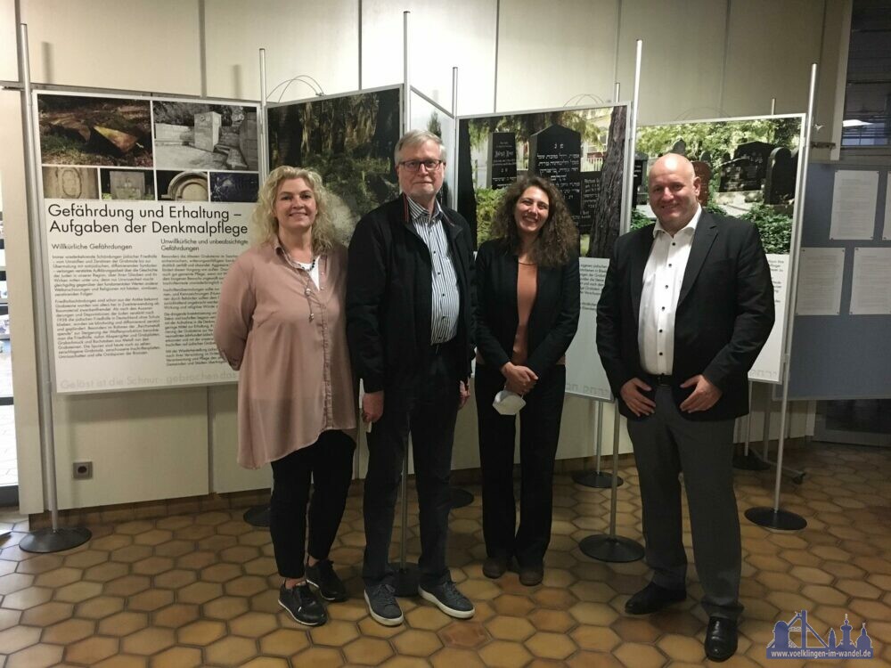 Bild: Silke Eckel Speicher (VHS Völklingen, Organisatorin der Ausstellung) , Pfarrer Georg Diening, Dessi Chait und Bürgermeister Christof Sellen. (Bild: VHS Völklingen, J. Ungericht)