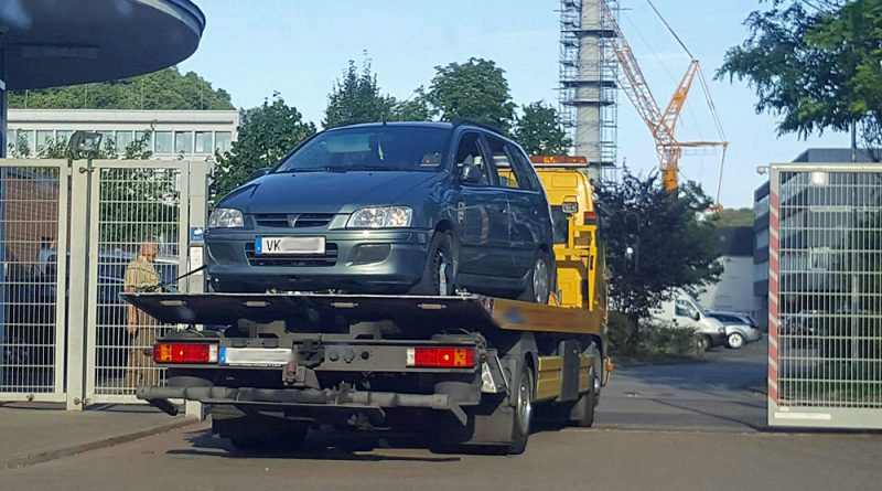 Der beschlagnahmte Wagen landet zur Spurensicherung bei der Polizei in Saarbrücken (Foto: AVENIA)