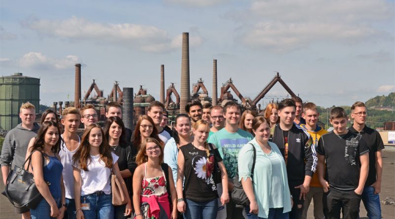 Gruppenfoto der neuen Auszubildenden der saarländischen Globusmärkte auf dem Dach des Globus SB-Warenhauses in Völklingen. (Foto: Globus VKL)