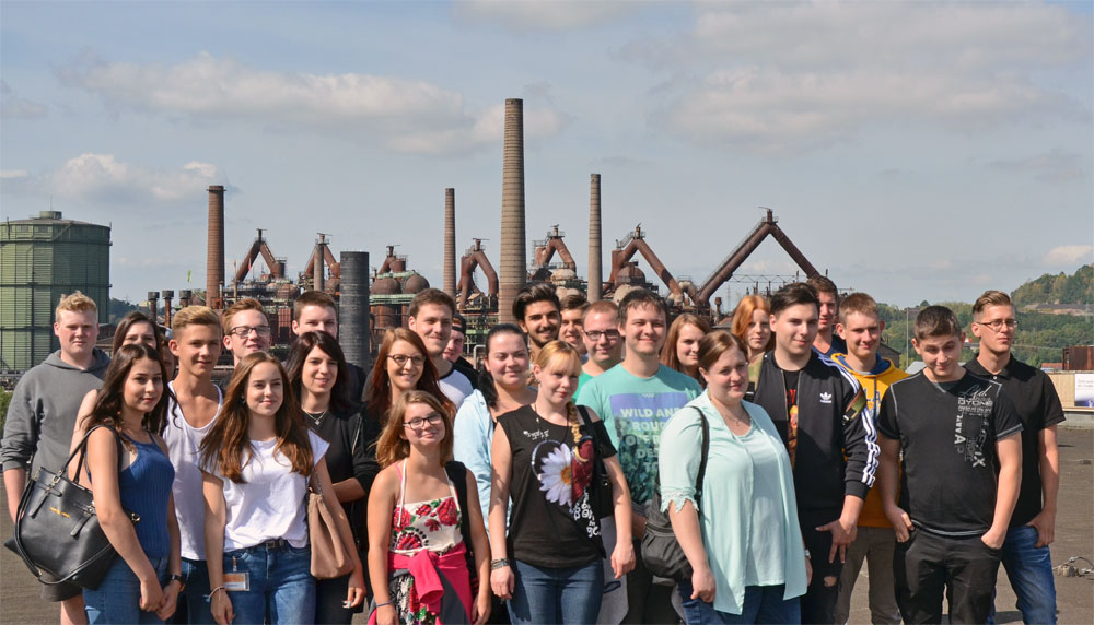 Gruppenfoto der neuen Auszubildenden der saarländischen Globusmärkte auf dem Dach des Globus SB-Warenhauses in Völklingen. (Foto: Globus VKL)