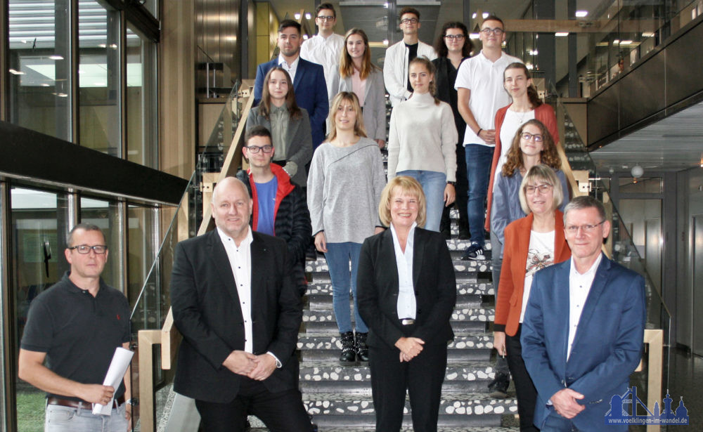 V.l.n.r.: Martin Resch (Personalmanagement), Bürgermeister Christof Sellen, Oberbürgermeisterin Christiane Blatt, Birgit Bessoth (Leiterin Personalmanagement) und Stefan Forster (Leiter Zentrale Dienste) begrüßen die Nachwuchsfachkräfte im Neuen Rathaus. (Quelle: Stadt Völklingen, S.Feß)