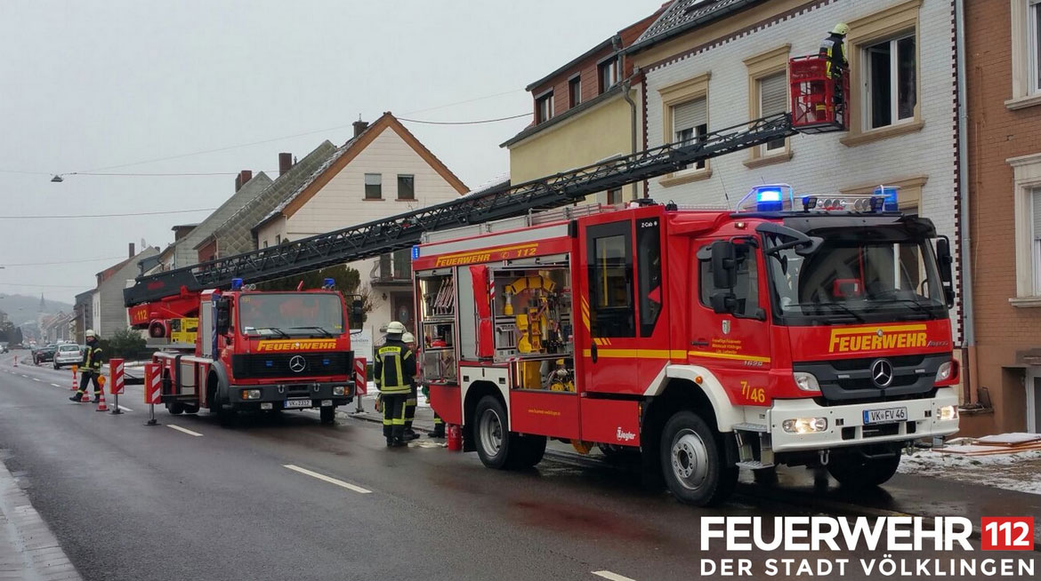 Beim Badezimmerbrand konnte auch das neue Einsatzfahrzeug Florian Völklingen 7/46 (rechts im Bild) seine Qualitäten unter Beweis stellen (Foto: Feuerwehr Völklingen)