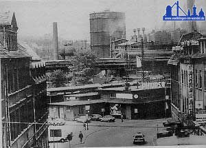 Sicht Richtung Bahnhof Völklingen im Jahr 1985 vor Sanierungsarbeiten und der Globusneubau ist in Planung.