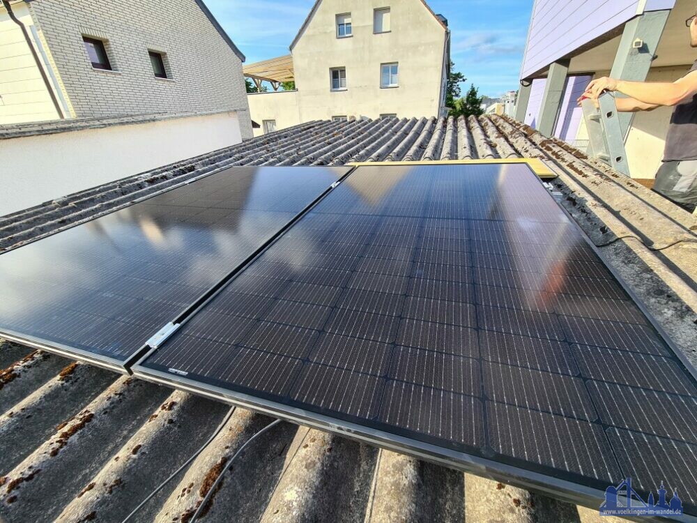 Ein "Balkonkraftwerk" in Völklingen. Die Panele, sind in diesem Fall auf einem Garagendach angebracht. (Foto: Hell)