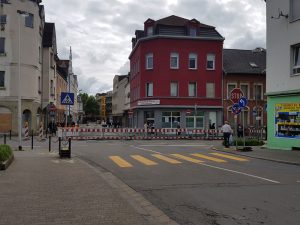 Die mittlere Poststraße bleibt vorerst gesperrt, die Hofstattstraße nur in eine Richtung passierbar (Foto: Hell)