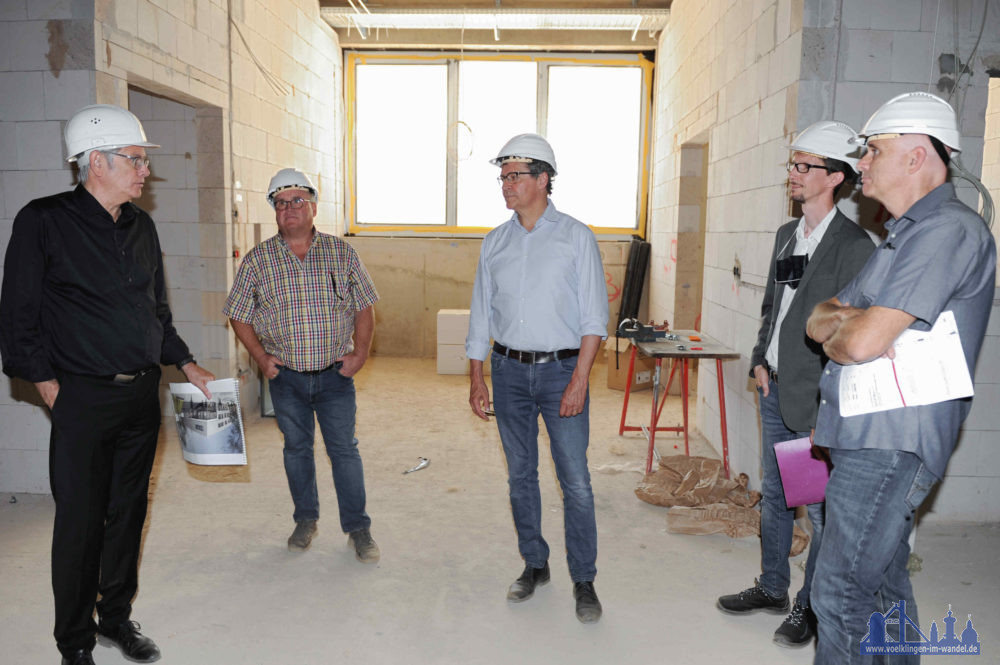 In der Mensa im neuen Oberstufenzentrum Völklingen werden künftig über 1.000 Essen täglich zubereitet. Den Stand der Bauarbeiten begutachteten Regionalverbandsdirektor Peter Gillo (3.v.l.) und der Ehrenamtliche Regionalverbandsbeigeordnete Norbert Degen (l. daneben) im Beisein des ausführenden Architekten Willi Latz (l.), Regionalverbands-Bauamtsleiter Nils Kummer (2.v.r.) und Regionalverbands-Projektleiter Hans Blaes, Foto: Stephan Hett/Regionalverband Saarbrücken