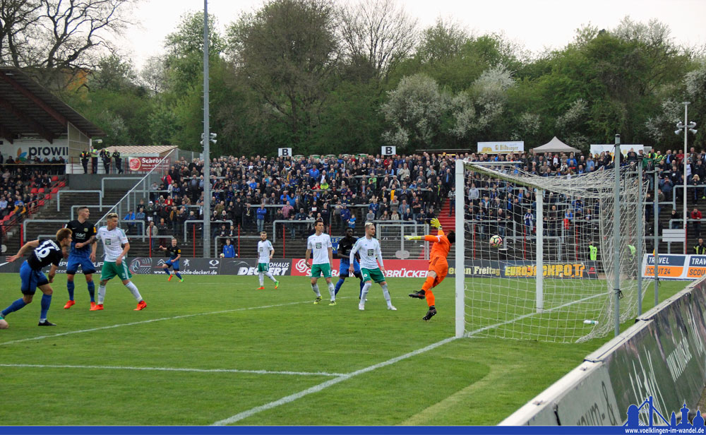 Kevin Behrens erhöht per Kopf zum 2:0 (Foto: Hell)