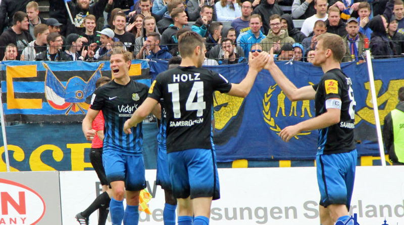 Die Spieler des 1. FC Saarbrücken bejubeln das Tor (Foto: Hell)