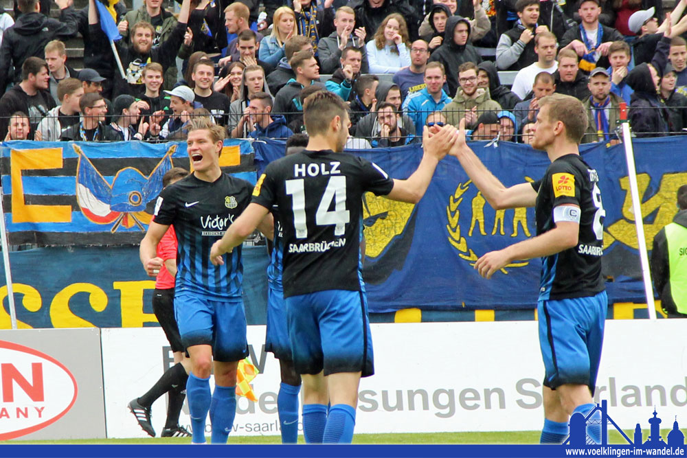 Die Spieler des 1. FC Saarbrücken bejubeln das Tor (Foto: Hell)