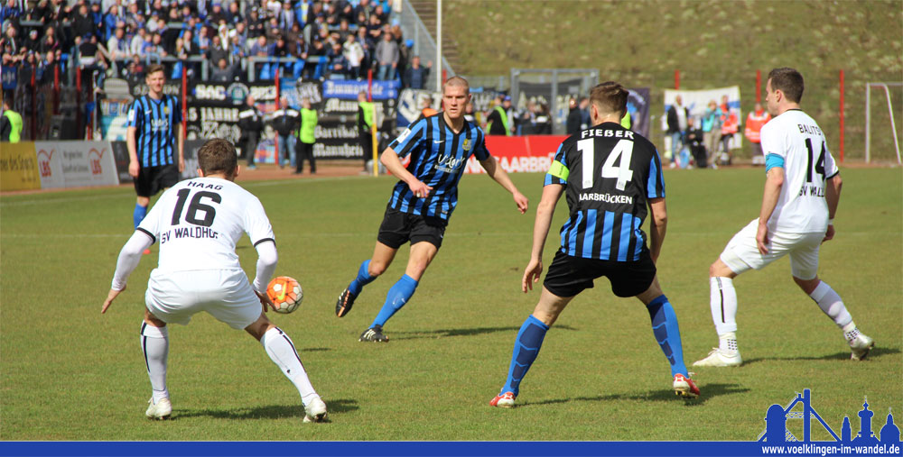 Kevin Behrens (3. von Links) lernten die Gäste bereits in der letzten Saison als knallharten Kämpfer kennen (Achrivfoto: Hell)