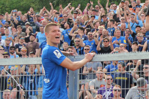 Behrens lies sich die Party mit den Fans nicht nehmen (Foto: Hell)