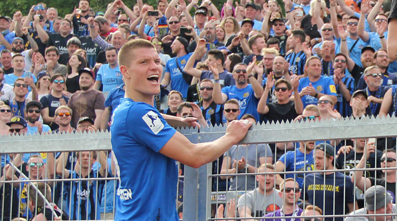 Behrens lies sich die Party mit den Fans nicht nehmen (Foto: Hell)