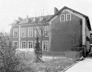 Alte Bergschule Das Alte Schulhaus wird im Jahre 1890 errichtet und von 1893 bis 1898 durch zwei Flügeltrakte erweitert. In unveränderter Form wird es bis zu seinem Abriss im April 1987 genutzt. (Bild : Heimatkundlicher Verein Warndt)