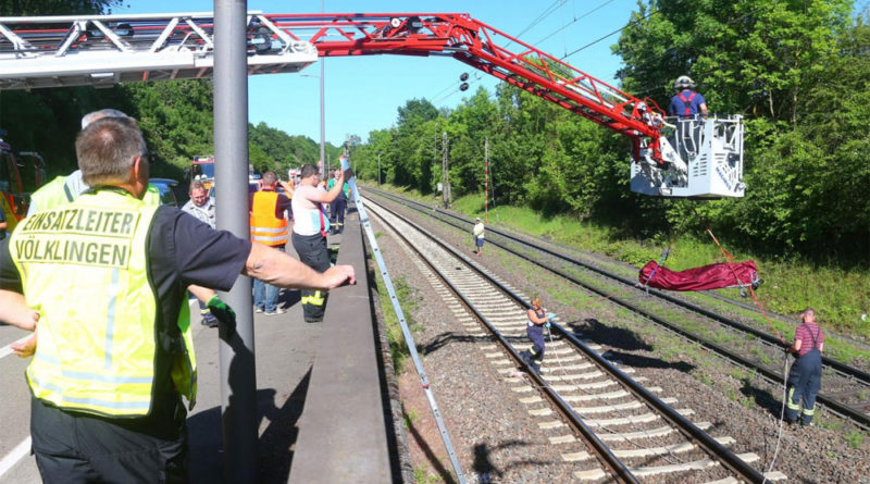 Bergung der Leiche per Drehleiter (Foto: Avenia)
