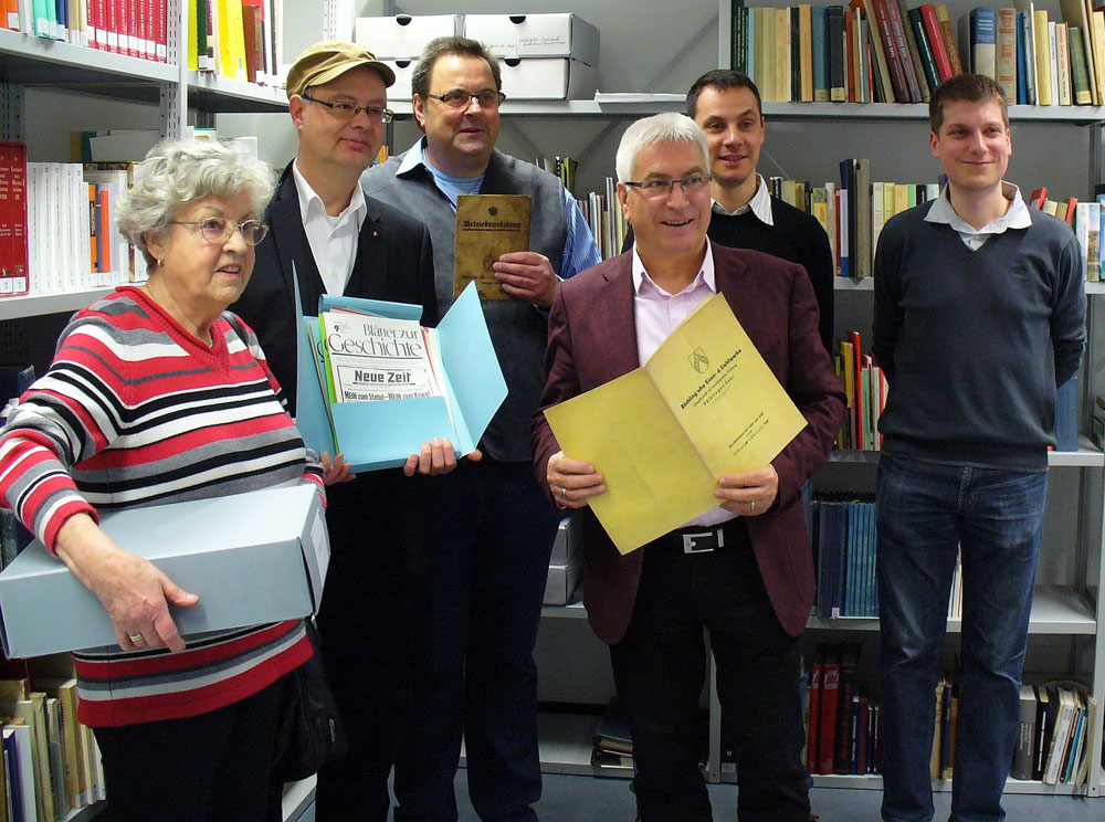 Übergabe der Unterlagen an das Stadtarchiv Völklingen: Waltraut und Patric Bies, VHS-Direktor Karl-Heinz Schäffner, Oberbürgermeister Klaus Lorig, Stadtarchivleiter Christian Reuther und Stadtarchivmitarbeiter Michael Röhrig (v.l.n.r.) (Foto: Stadtarchiv Völklingen, Nadja Hampel) 