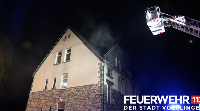 Die Feuerwehr wurde zu einem Zimmerbrand in die Saarbrücker Straße in den Ortsteil Fenne alarmiert.