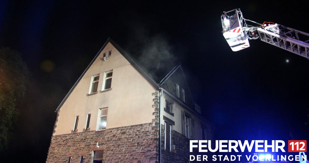 Die Feuerwehr wurde zu einem Zimmerbrand in die Saarbrücker Straße in den Ortsteil Fenne alarmiert.