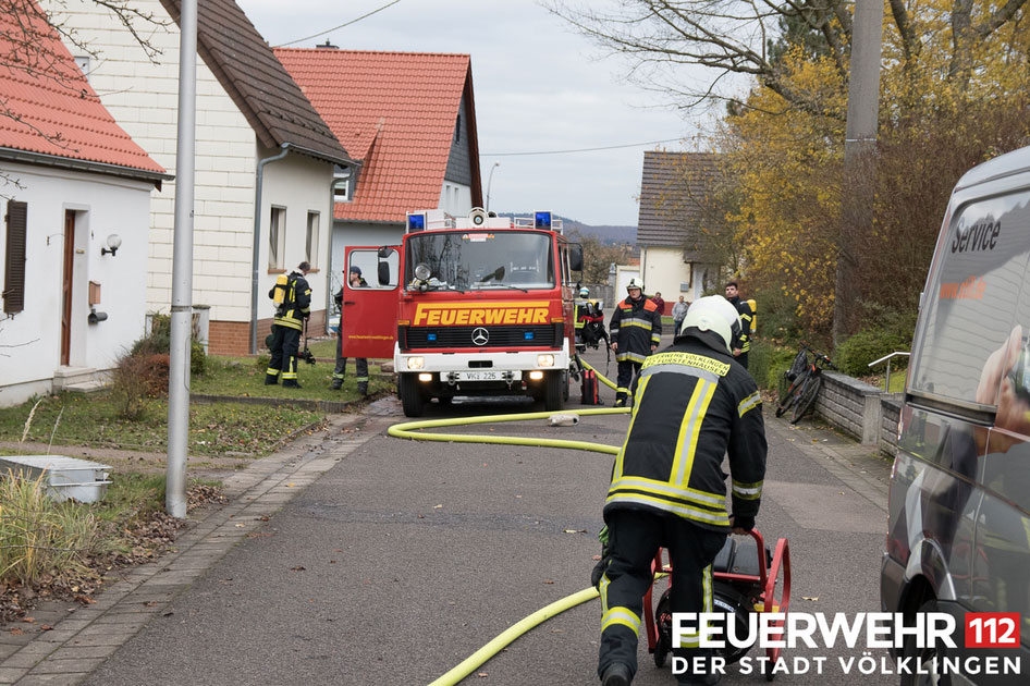 Zimmerbrand mit Menschenrettung in Fürstenhausen (Foto: Feuerwehr)