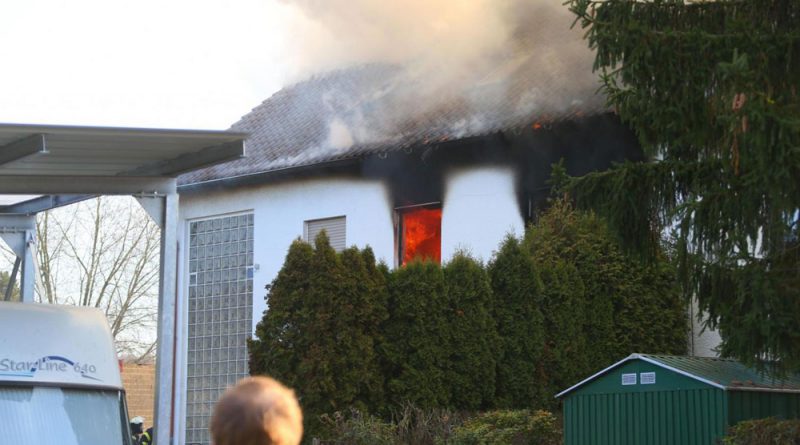 Die Wohnung im ersten Stockwerk brennt lichterloh. (Foto: Avenia)