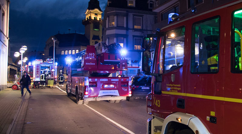 In einem Gebäude in der Kirchgasse kam es zu einem Schmorbrand in einem Zählerschrank. Die Einsatzkräfte evakuierten das Anwesen stellten den Brandschutz sicher, und kontrollierten die Verteilung mit der Wärmebildkamera. Ein offener Brand konnte hierbei nicht festgestellt werden. Das Haus wurde durch einen Mitarbeiter des Energieversorgers stromlos geschaltet und durch die Feuerwehr belüftet. Anschließend konnte die Einsatzstelle an die Polizei übergeben werden. (Fotounterschrift/Foto: Feuerwehr Völklingen)