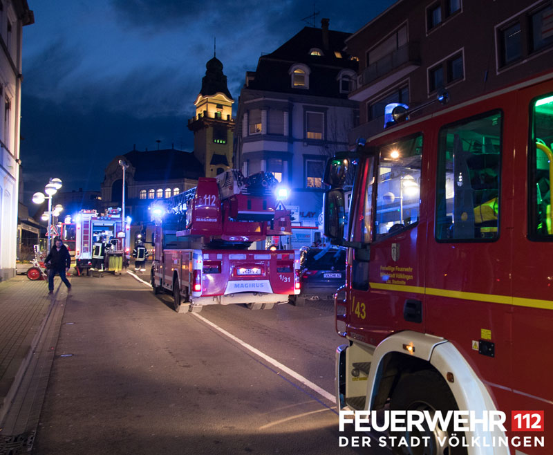 In einem Gebäude in der Kirchgasse kam es zu einem Schmorbrand in einem Zählerschrank. Die Einsatzkräfte evakuierten das Anwesen stellten den Brandschutz sicher, und kontrollierten die Verteilung mit der Wärmebildkamera. Ein offener Brand konnte hierbei nicht festgestellt werden. Das Haus wurde durch einen Mitarbeiter des Energieversorgers stromlos geschaltet und durch die Feuerwehr belüftet. Anschließend konnte die Einsatzstelle an die Polizei übergeben werden. (Fotounterschrift/Foto: Feuerwehr Völklingen)