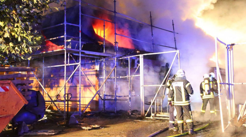 Das Dachgeschoss stand binnen weniger Momente vollkommen in Flammen (Foto: Avenia)