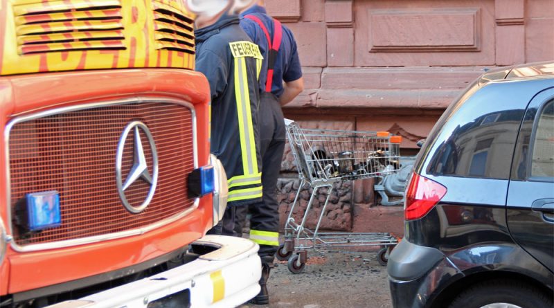 Ein mit Papier gefüllter Einkaufswagen war in Brand geraten. Die Einsatzkräfte löschten das Feuer mit dem Druckschlauch S ab. Anschließend wurde die Einsatzstelle an die Polizei übergeben. (Foto: Hell)