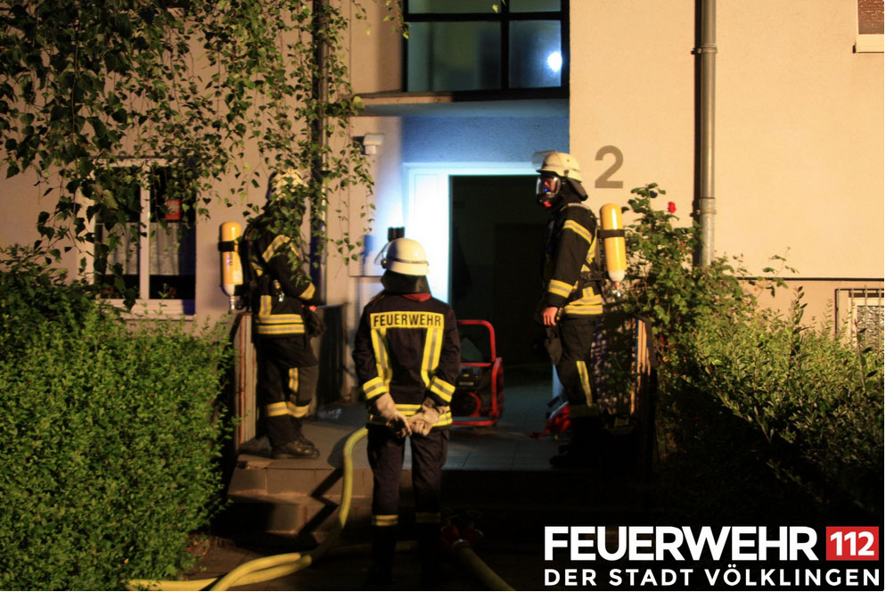 Am frühen Morgen brannte es zum dritten Mal innerhalb weniger Tage im gleichen Gebäude (Foto: FFW Völklingen)