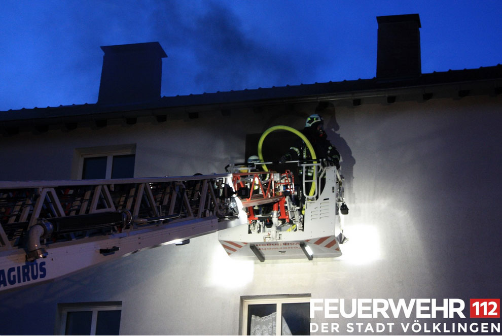 Brand eines in Renovierung befindlichen Gebäudekomplexes  (Foto: FFW Völklingen)