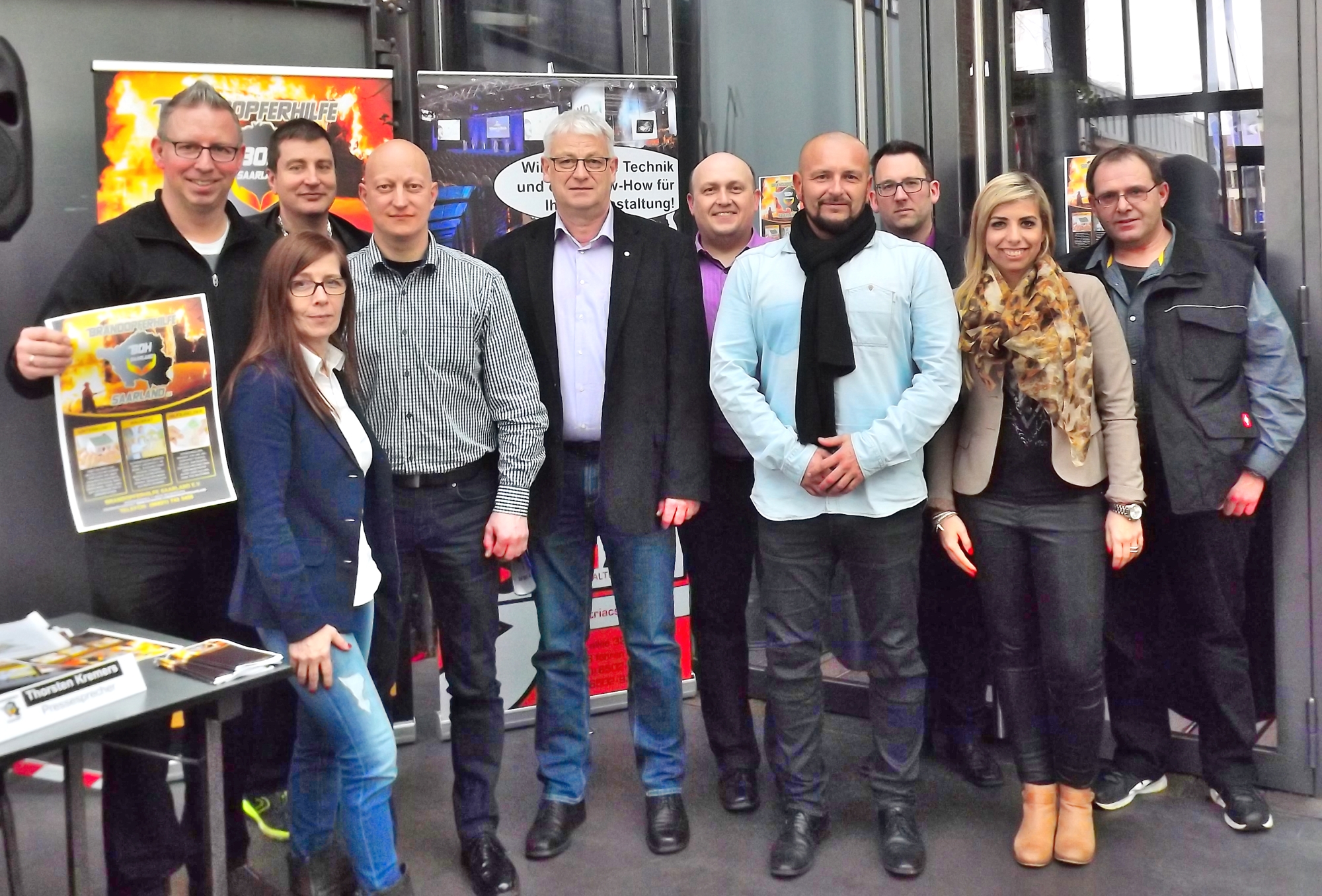 v.l.: Thorsten Kremers (Pressesprecher), Monika Redenbach (1. Schatzmeister), Michael Leidinger (2. Schatzmeister), Enrico Voß (Öffentlichkeitsarbeit), Peter Demmer (Ehrenmitglied), Alexander Raphael (2. Vorsitzender), Holger Staab (1. Vorsitzender), Konrad Bauer (Gründungsmitglied), Sabrina Konz (Gründungsmitglied), Frank Carretta (Gründungsmitglied) [Foto: Verein Brandopferhilfe]