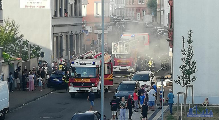 Die Feuerwehr an der Einsatzstelle (Foto: Hell)