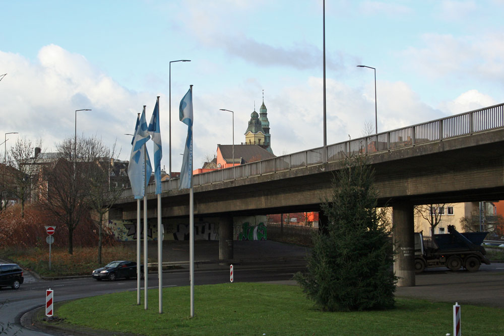 Die Brücke über den Amtsgerichtskreisel soll weg und über dem Standpunkt des Fotografen neu gebaut werden. Der Zustand der Brücke ist sowieso schlecht. (Foto: Hell)