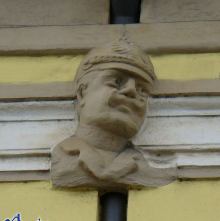 Noch heute ist der Mann mit der Pickelhaube am Alten Rathaus verewigt. © Andreas Hell