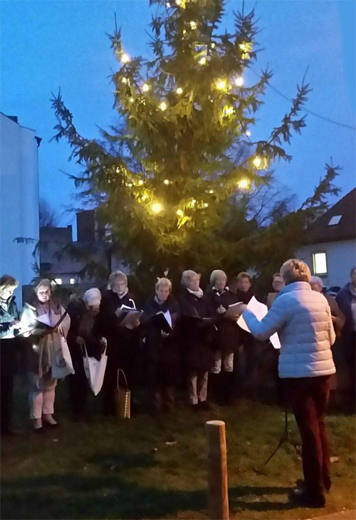 Vor der Versöhnungskirche wurde erstmals seit vielen Jahren wieder ein Baum aufgestellt - zu diesem Anlass sang der Kirchenchor "Oh Tannenbaum" (Leserfoto)