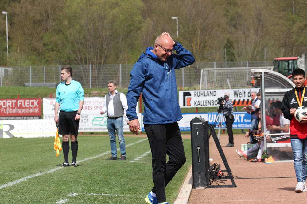 Hätte Kickers Coach Jürgen Seeberger welche, so hätte er sich heute mehrmals die Haar raufen können (Foto: Hell)