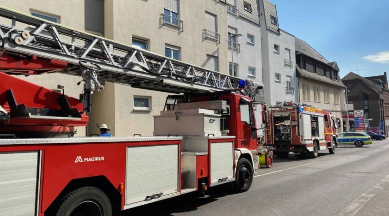 Der Feuerwehr wurde Rauch in einem Gebäude gemeldet. Vor Ort ging ein Trupp unter schwerem Atemschutz zur Erkundung in das Gebäude vor. Es wurde festgestellt, dass Kleidungsstücke in Brand geraten waren und diese die Rauchentwicklung verursacht haben. Die Einsatzkräfte führten Belüftungsmaßnahmen durch und übergaben die Einsatzstelle anschließend an die Polizei. Foto: Feuerwehr Völklingen
