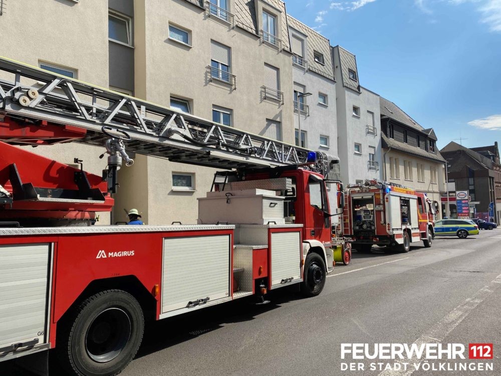 Der Feuerwehr wurde Rauch in einem Gebäude gemeldet. Vor Ort ging ein Trupp unter schwerem Atemschutz zur Erkundung in das Gebäude vor. Es wurde festgestellt, dass Kleidungsstücke in Brand geraten waren und diese die Rauchentwicklung verursacht haben. Die Einsatzkräfte führten Belüftungsmaßnahmen durch und übergaben die Einsatzstelle anschließend an die Polizei. Foto: Feuerwehr Völklingen