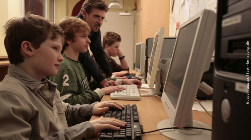 Kids beim Computerunterricht (Foto: http://www.polizei-beratung.de)