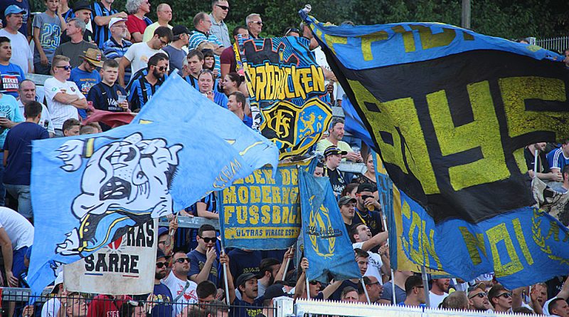 Knapp 3000 Zuschauer fanden sich trotz weit über 40°C im Hermann-Neuberger-Stadion ein um die Spieler anzufeuern (Foto: Hell)