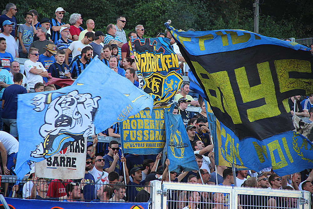 Knapp 3000 Zuschauer fanden sich trotz weit über 40°C im Hermann-Neuberger-Stadion ein um die Spieler anzufeuern (Foto: Hell)