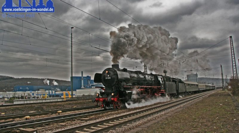 Dampflokomotive vor Personenwagen (Foto: Hell)