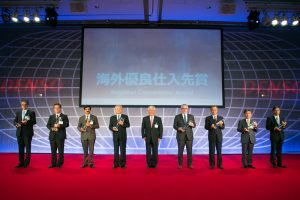 Die acht ausgezeichneten Unternehmensvertreter auf der Bühne mit Akio Tajima. (Copyright "DENSO" )