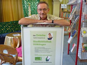 Helmut Pütz, Leiter der Stadtbibliothek, stellt die Onleihe vor (Foto: Stadt)