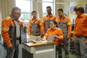 Maßnahmenteilnehmer mit Ausbilder bei Saarstahl / Foto: Saarstahl