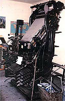 Ende der 70er Jahre kaufte Ludwig von der Eltz diese Linotype Bleisatzmaschine gebraucht von der Saarbrücker Zeitung. Sie war voll funktionsfähig und wurde in den 90er Jahren verschiedenen Museen angeboten. Mangels Interesse wurde sie dann aus Platzmangel ca. 1995 verschrottet. © Druckerei von der Eltz