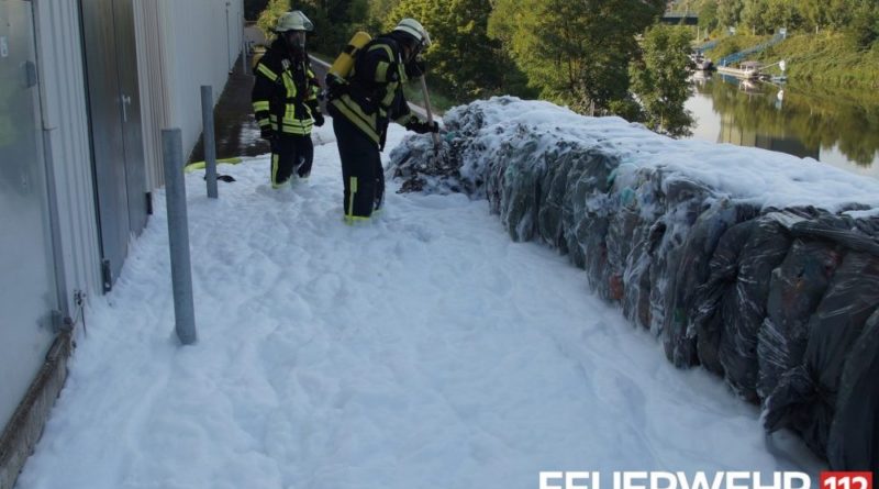 An einem Warenhaus kam es zum Brand von mehreren Säcken mit gepressten Pfandflaschen, die in unmittelbarer Nähe zum Gebäude gelagert wurden. Die Einsatzkräfte löschten das Feuer mittels Schaum ab und kontrollierten das Innere des Gebäudes. Am Außenbereich musste ein Teil der Metallverkleidung wegen aufgestauter Hitze geöffnet werden. Nach Kühlen dieses Bereiches wurde die Einsatzstelle an den Betreiber übergeben. Bildbeschreibung und Foto: Feuerwehr Völklingen